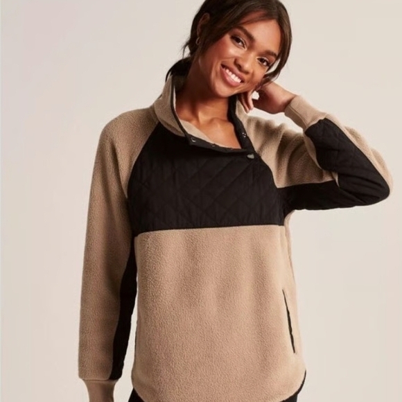 Abercrombie & Fitch Sweaters - Abercrombie & Fitch Cream and Black Fleece